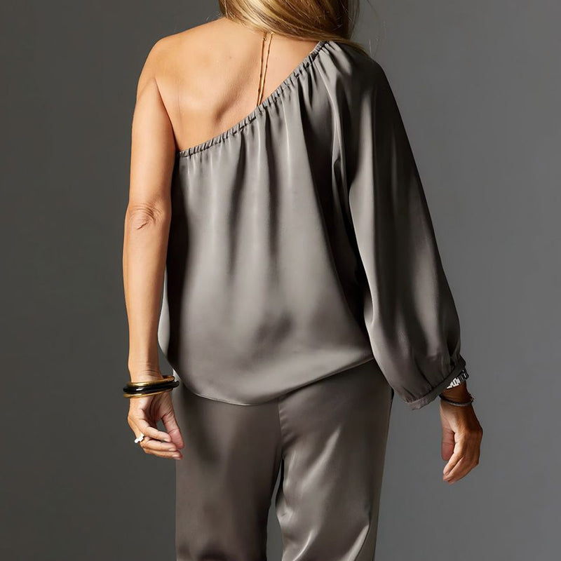 Elegant satin-top med en axel och vida byxor-7