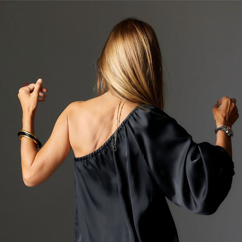 Elegant satin-top med en axel och vida byxor-8